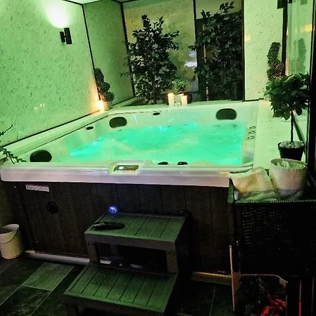 Luxury 9ine Super Beautiful Jacuzzi With Balcony Apartman *